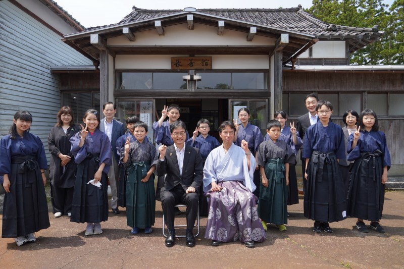 長善館学習塾開講式での集合写真