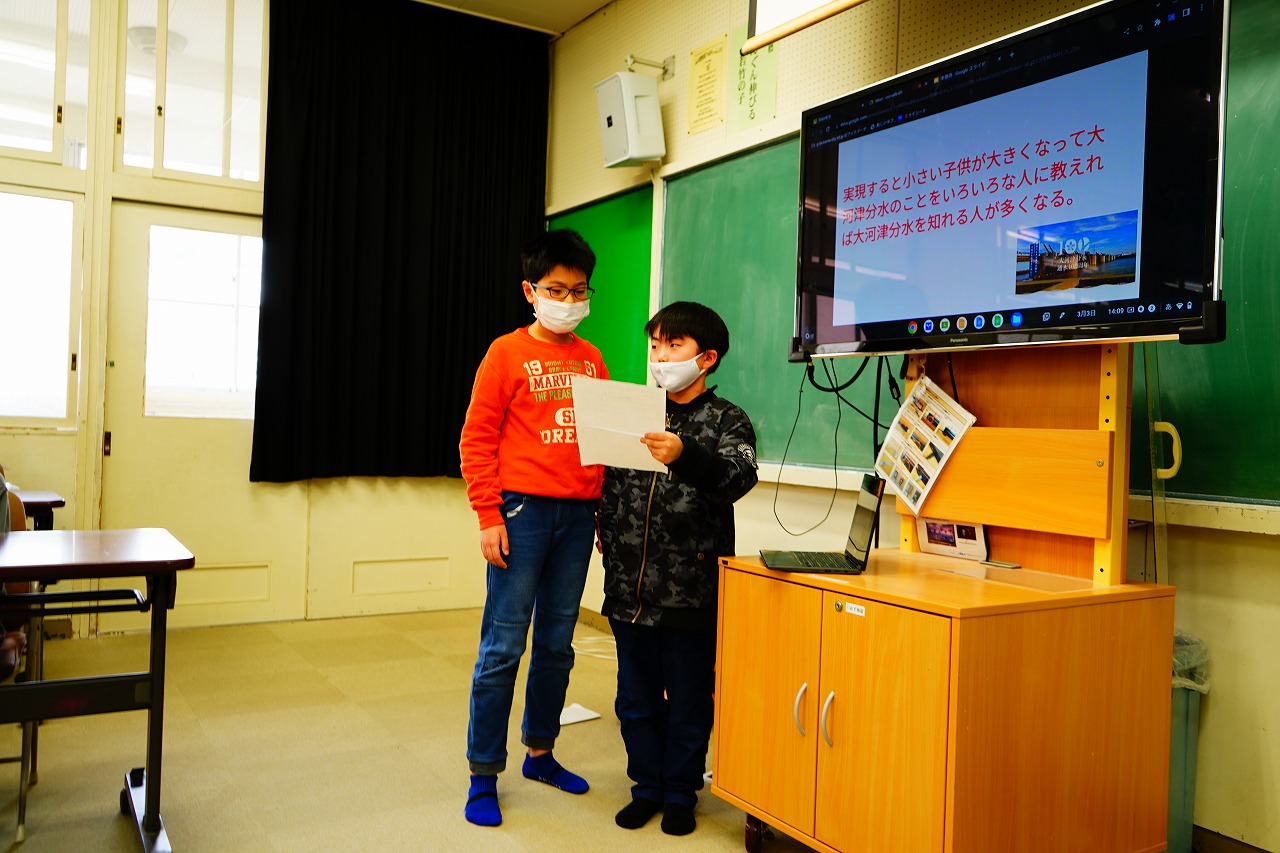 小学4年生2名が発表している様子