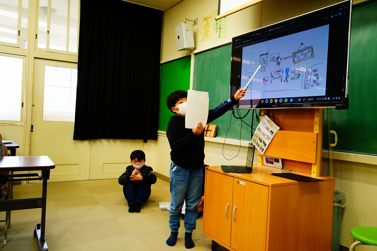小学4年生が発表している様子