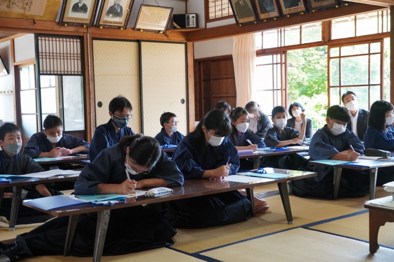 真剣に講義を受ける塾生の様子