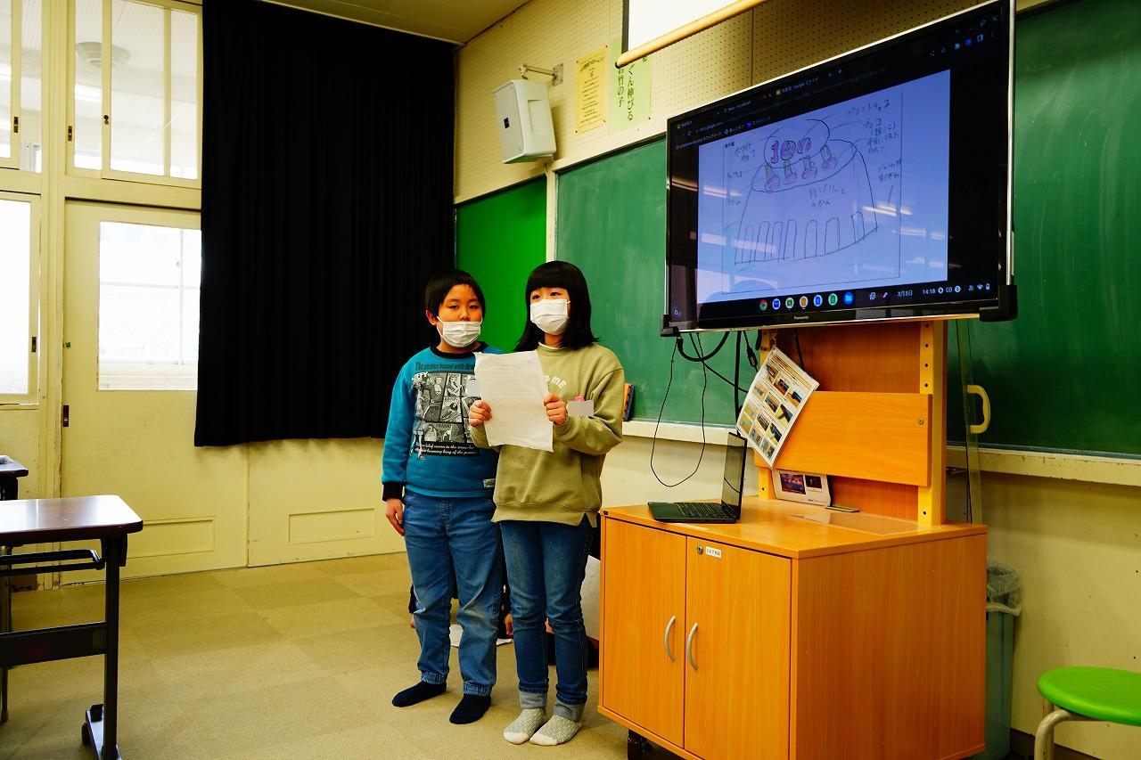 小学4年生2名が発表している様子
