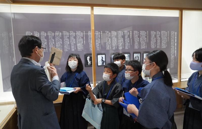 長善館史料館を見学する塾生