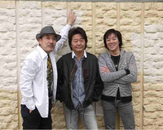 3人で並んでいるスリーハンサムズのメンバー