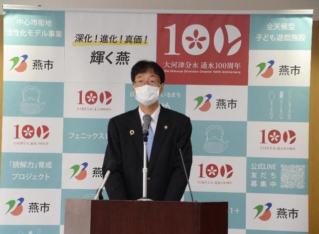 定例会見の市長の様子