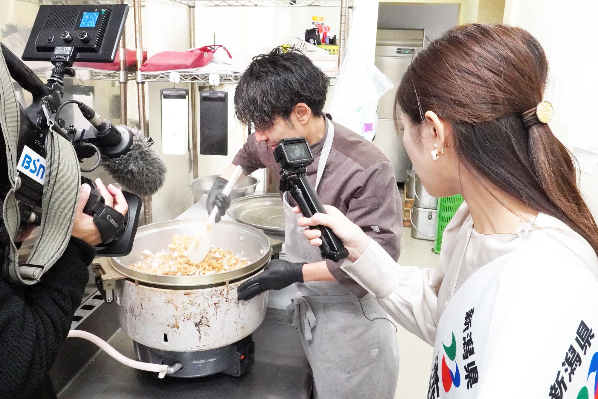 調理工程を取材