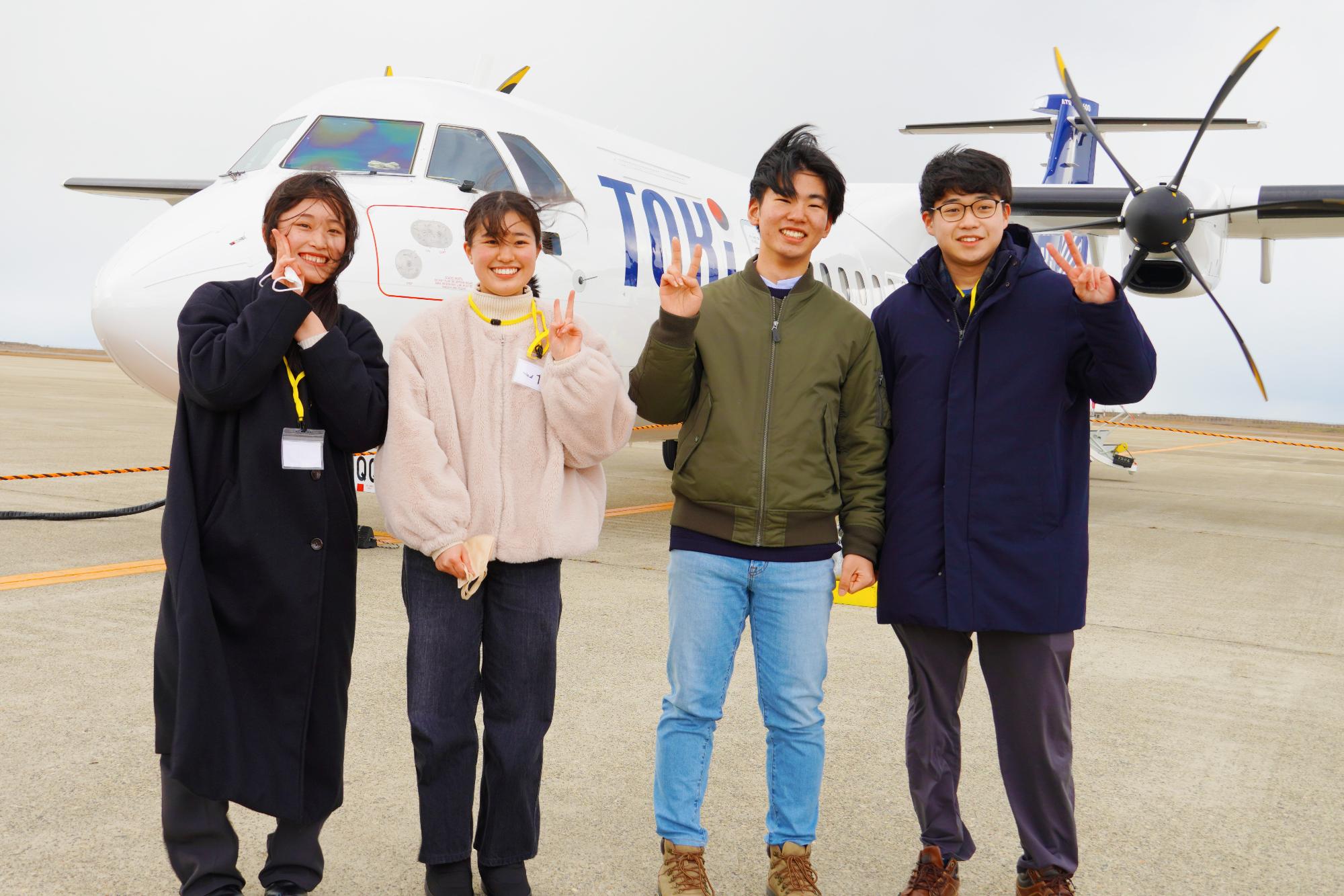 機体見学をするまちあそびメンバー