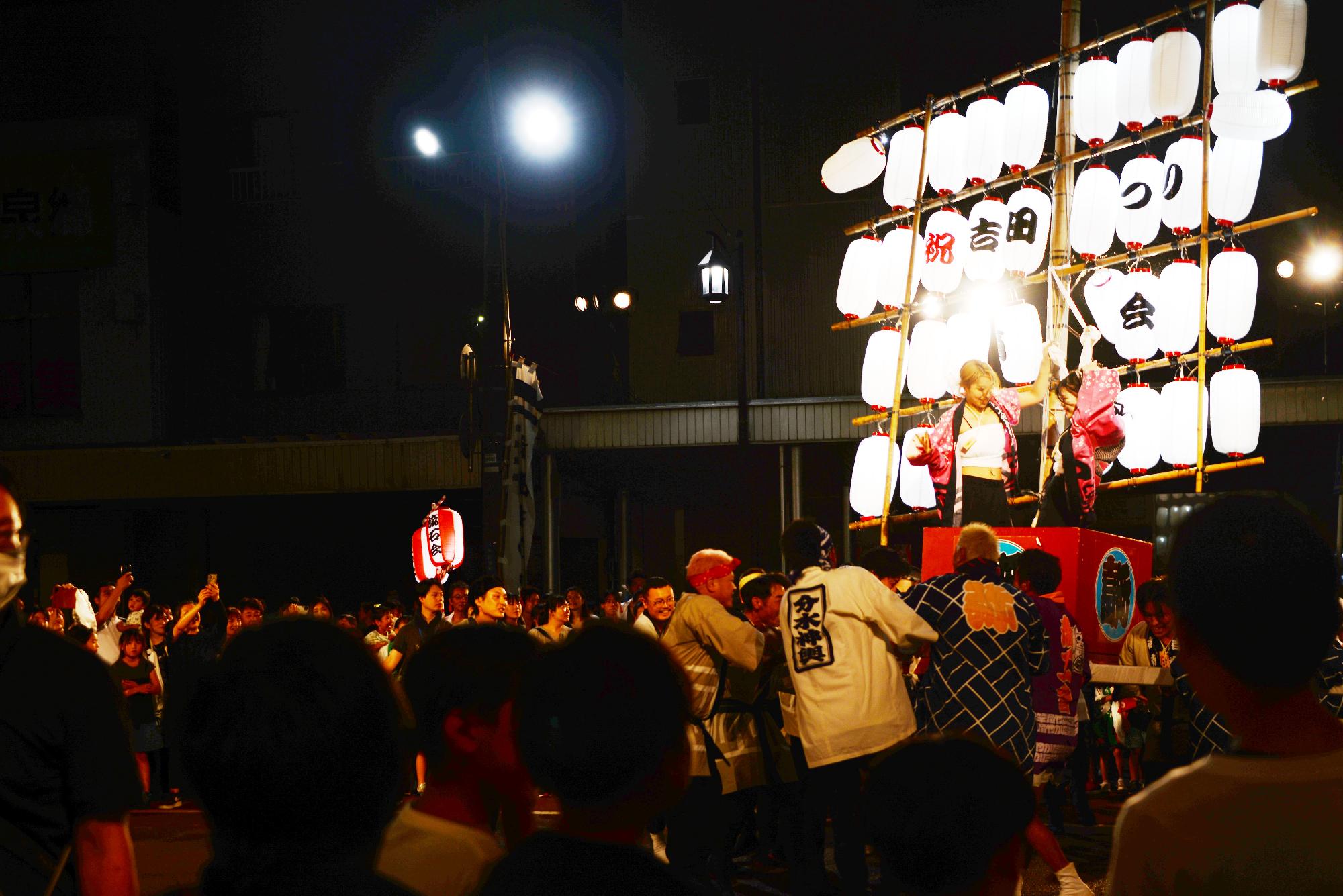 竿灯祭りの様子