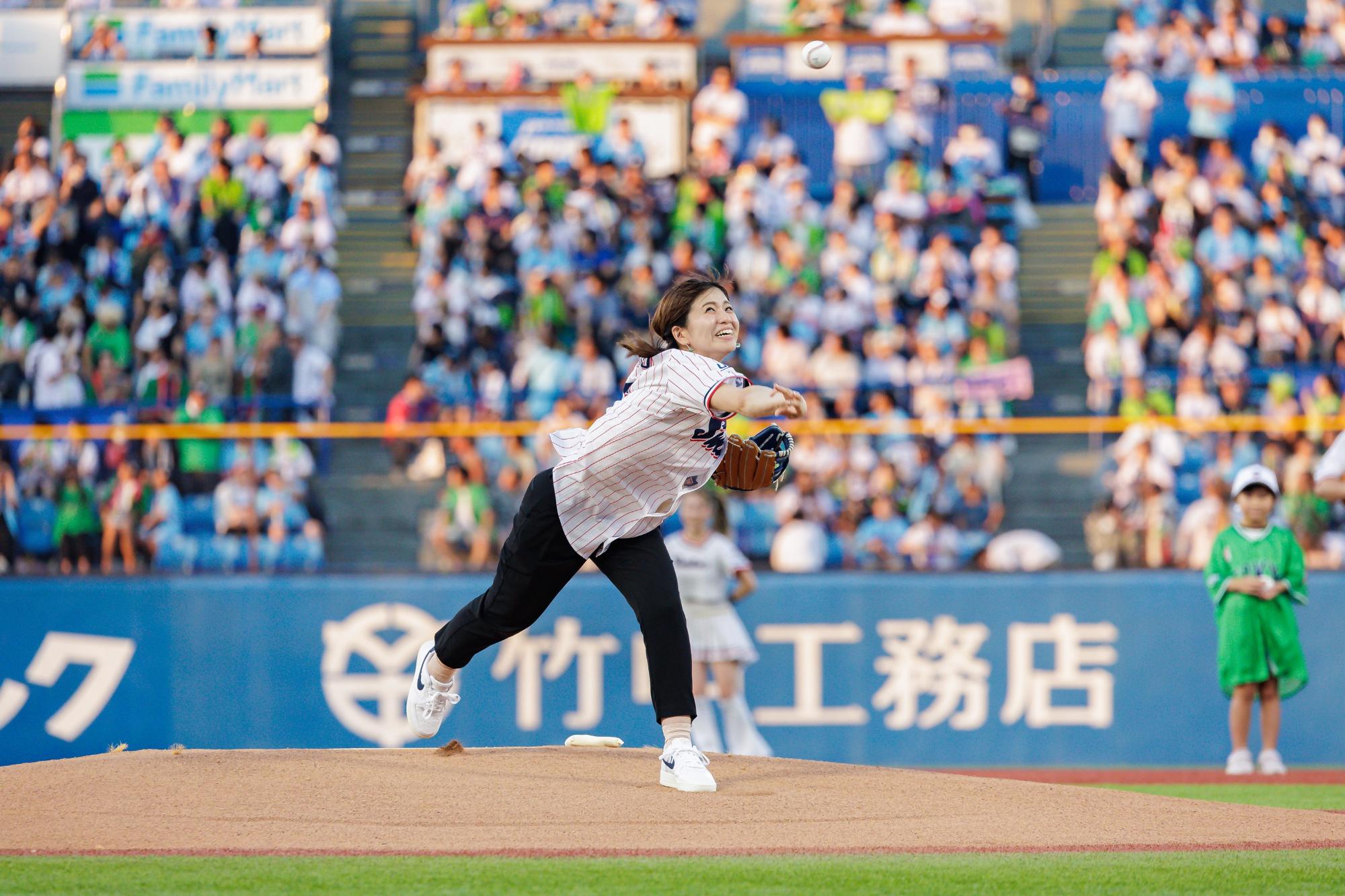 始球式で球をなげる大塩さん