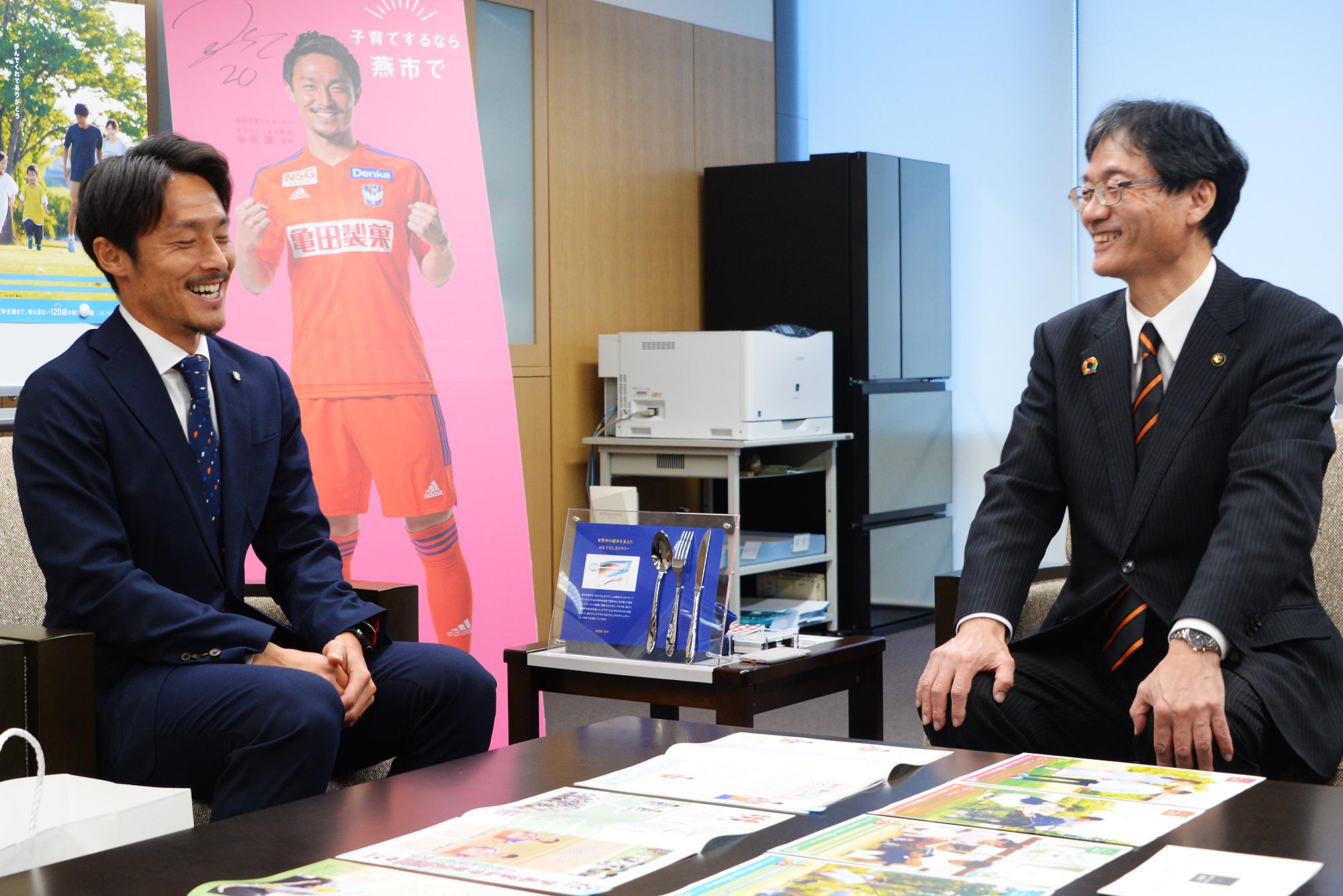 市長室で懇談する島田選手