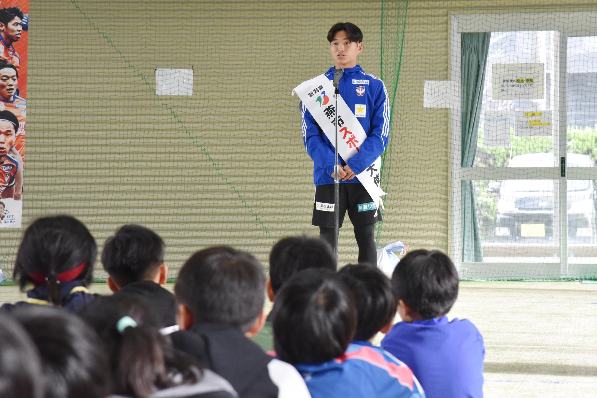 抱負を述べる石山青空選手