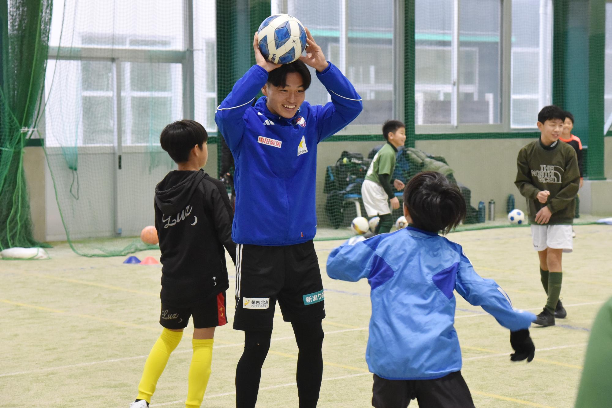 サッカー教室で子どもたちと交流する石山青空選手