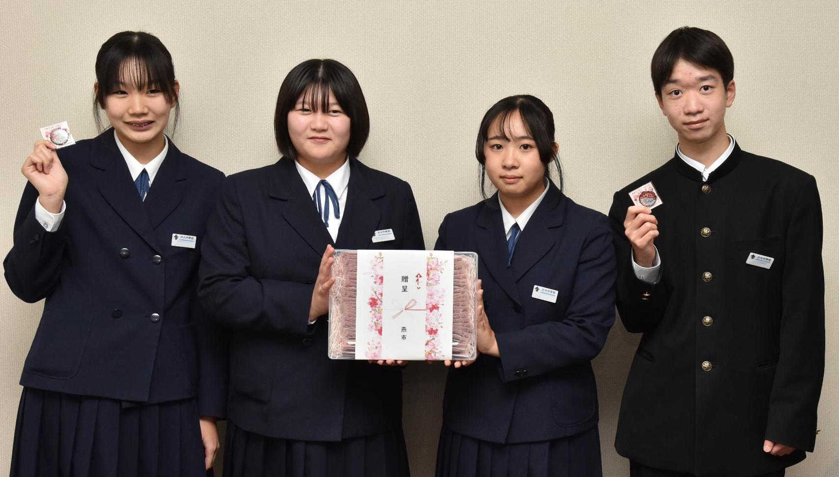 合格祈願マンホール缶バッジ贈呈式の様子