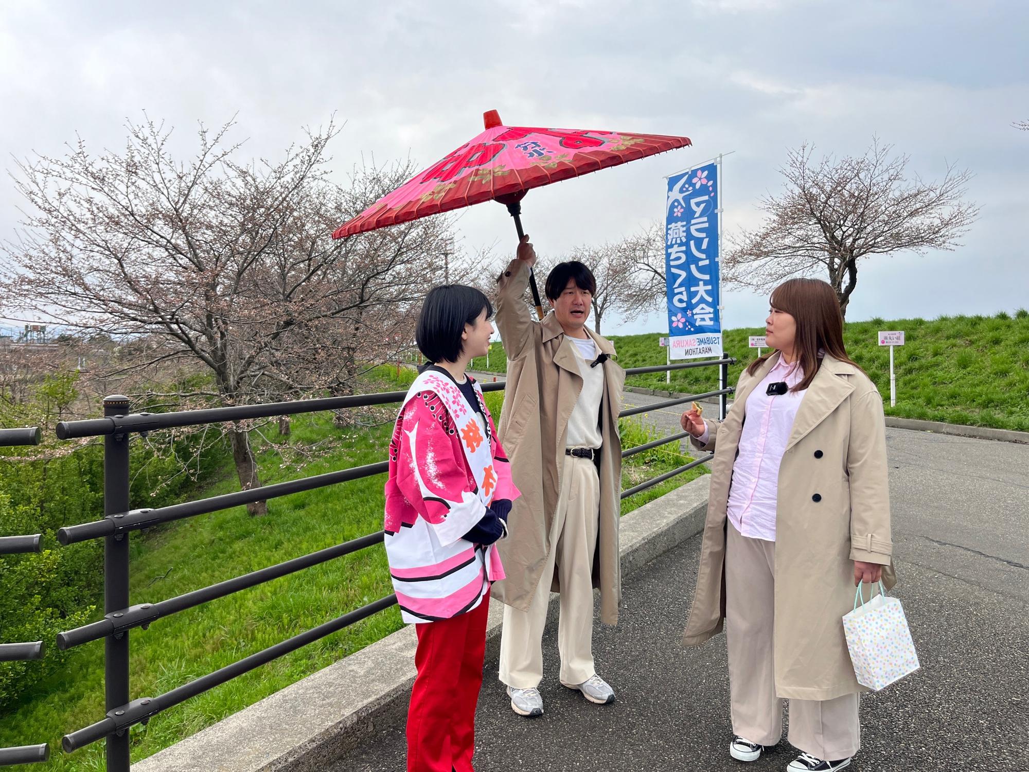 取材をするいっすねー山脇さん