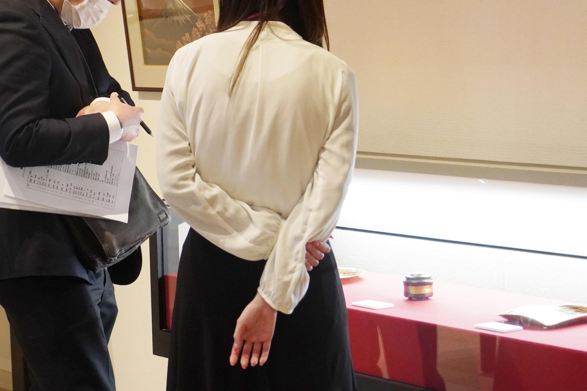 作品を見る来場者
