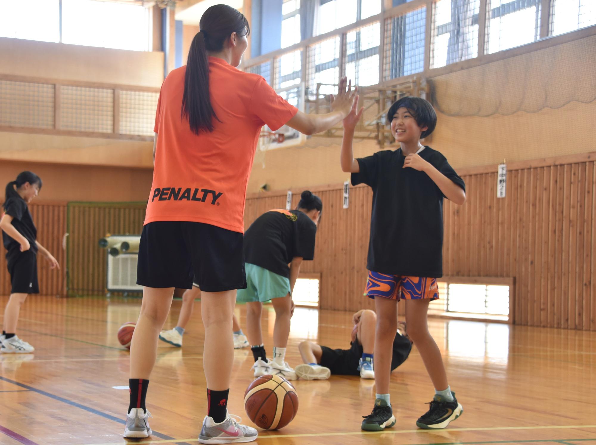 選手とハイタッチしている様子