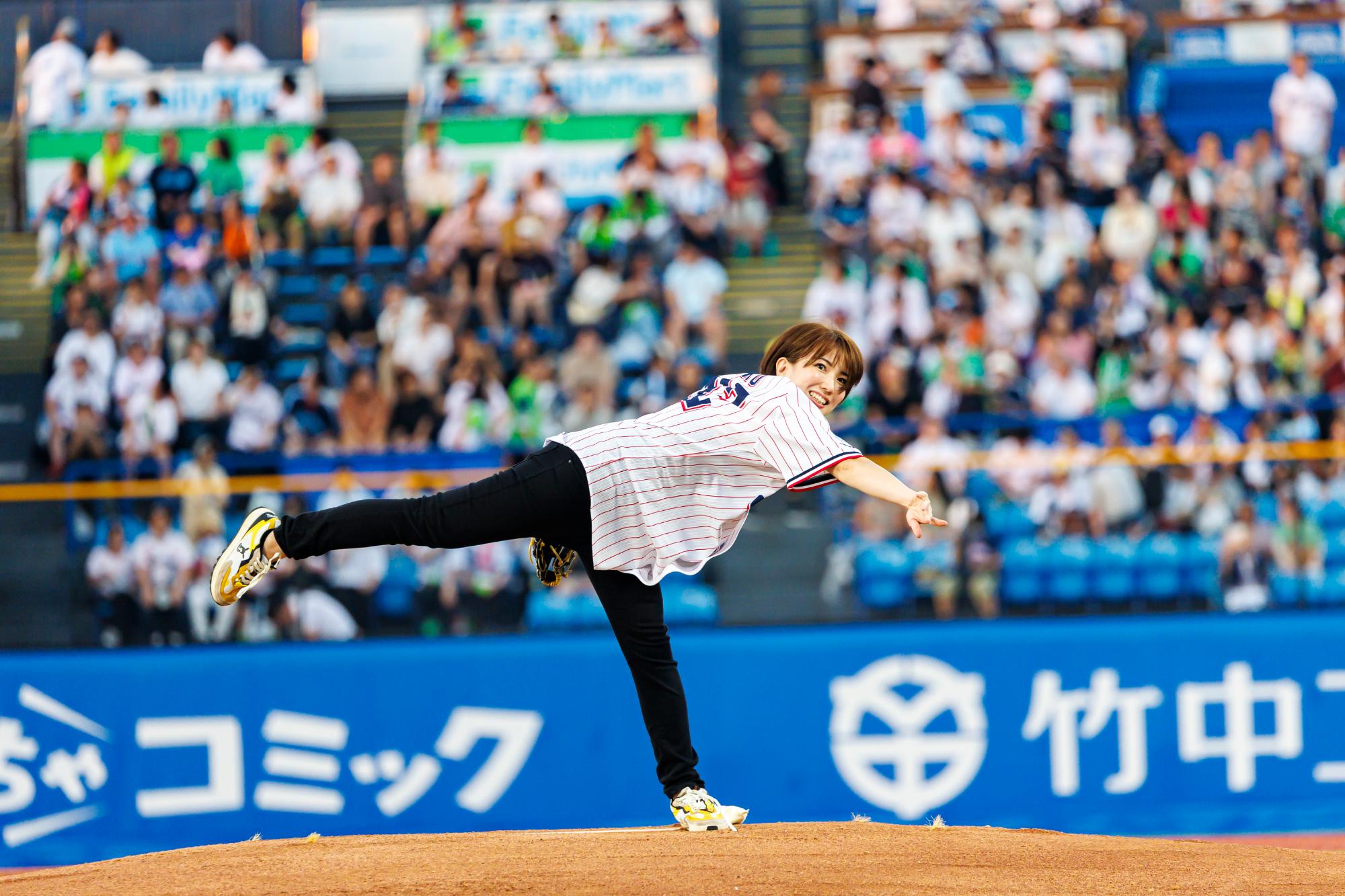 村山瑛子さんが投球する様子