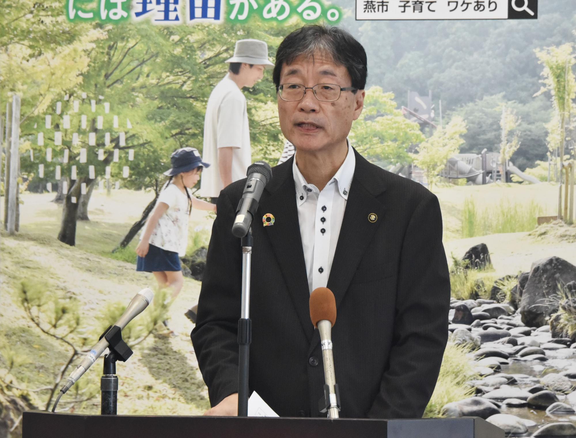 定例会見を行う市長