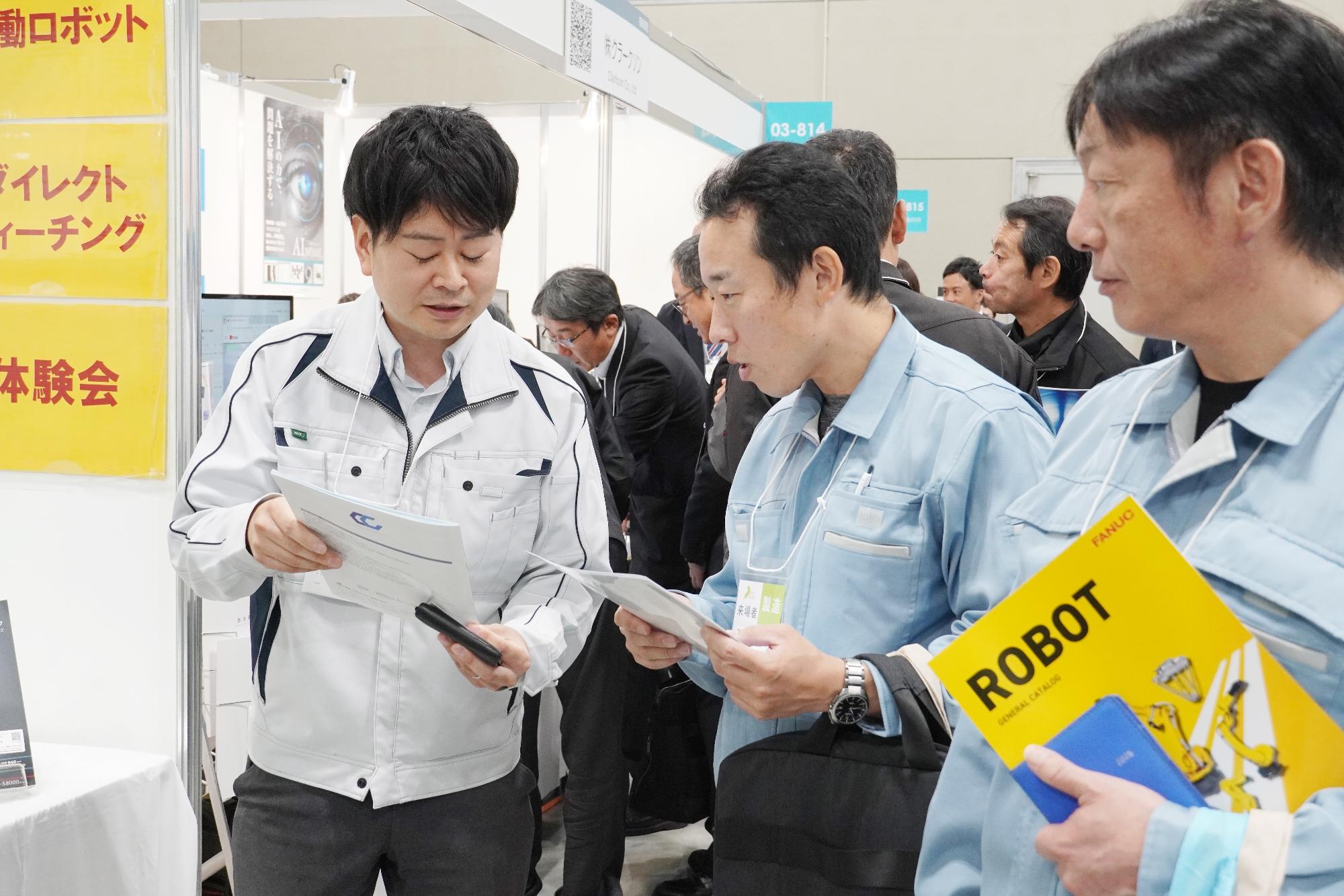 商品説明を受けている様子