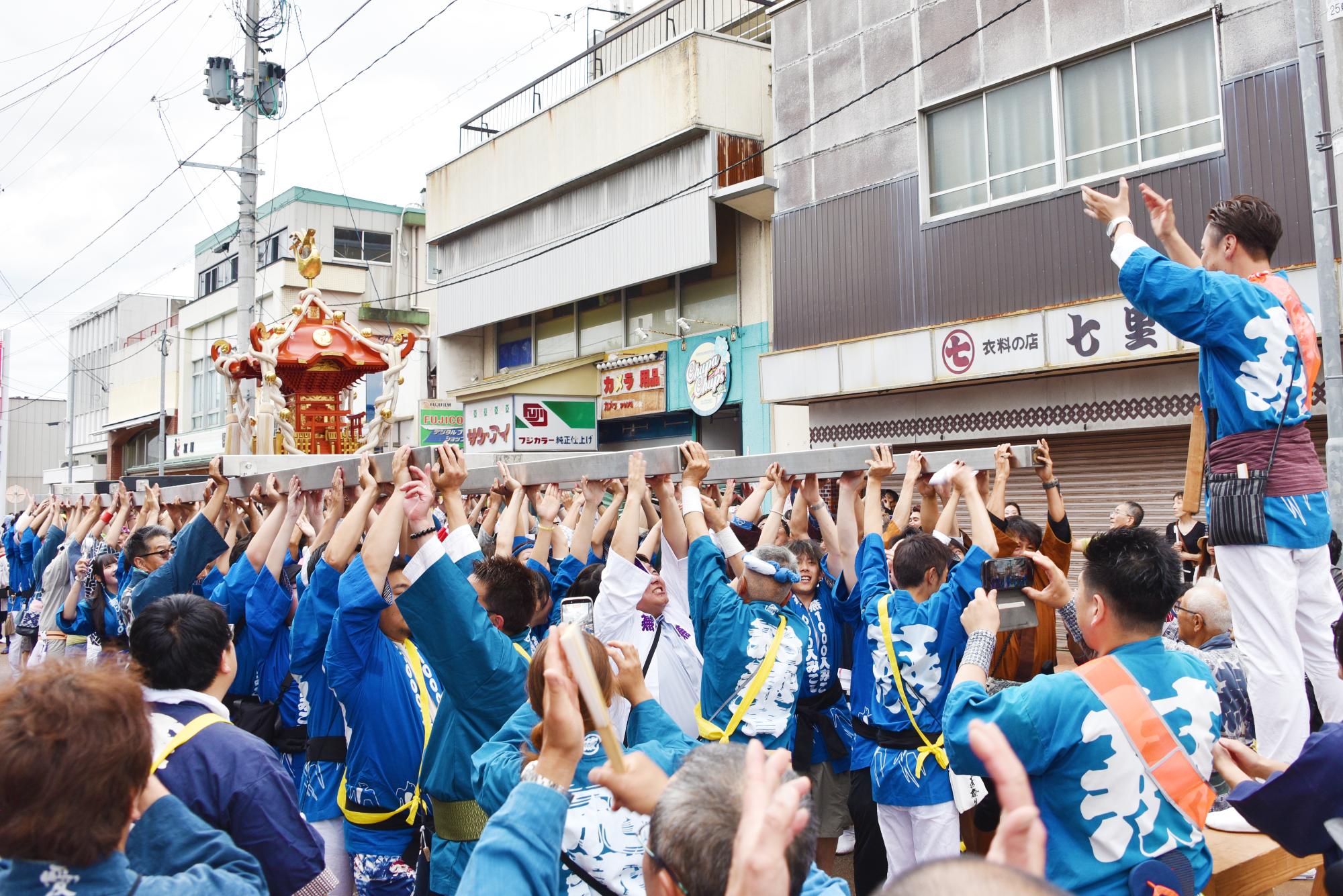 1000人みこしの様子