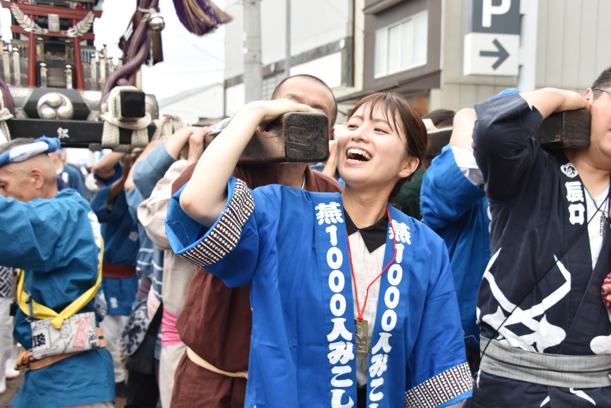 神輿に参加する燕市PR大使大塩綾子さん