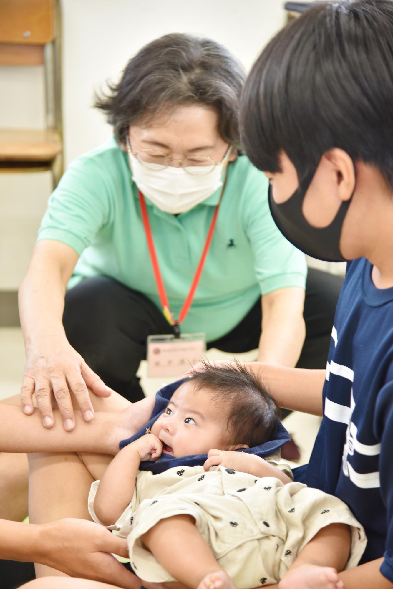 赤ちゃん交流会で高校生が赤ちゃんを抱っこしている様子