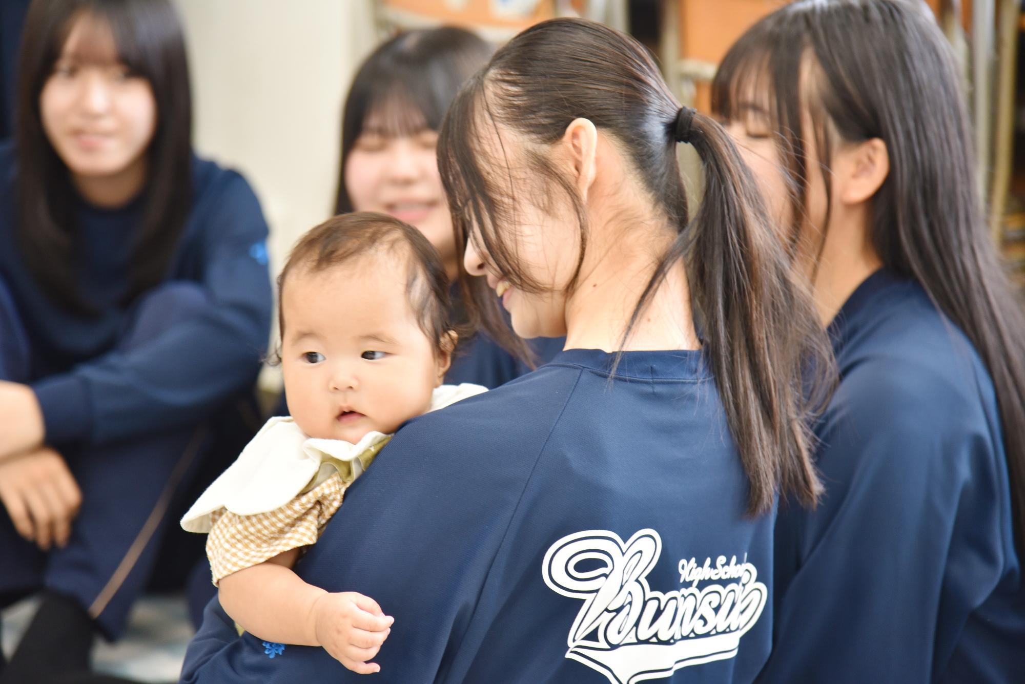 赤ちゃん交流会の様子