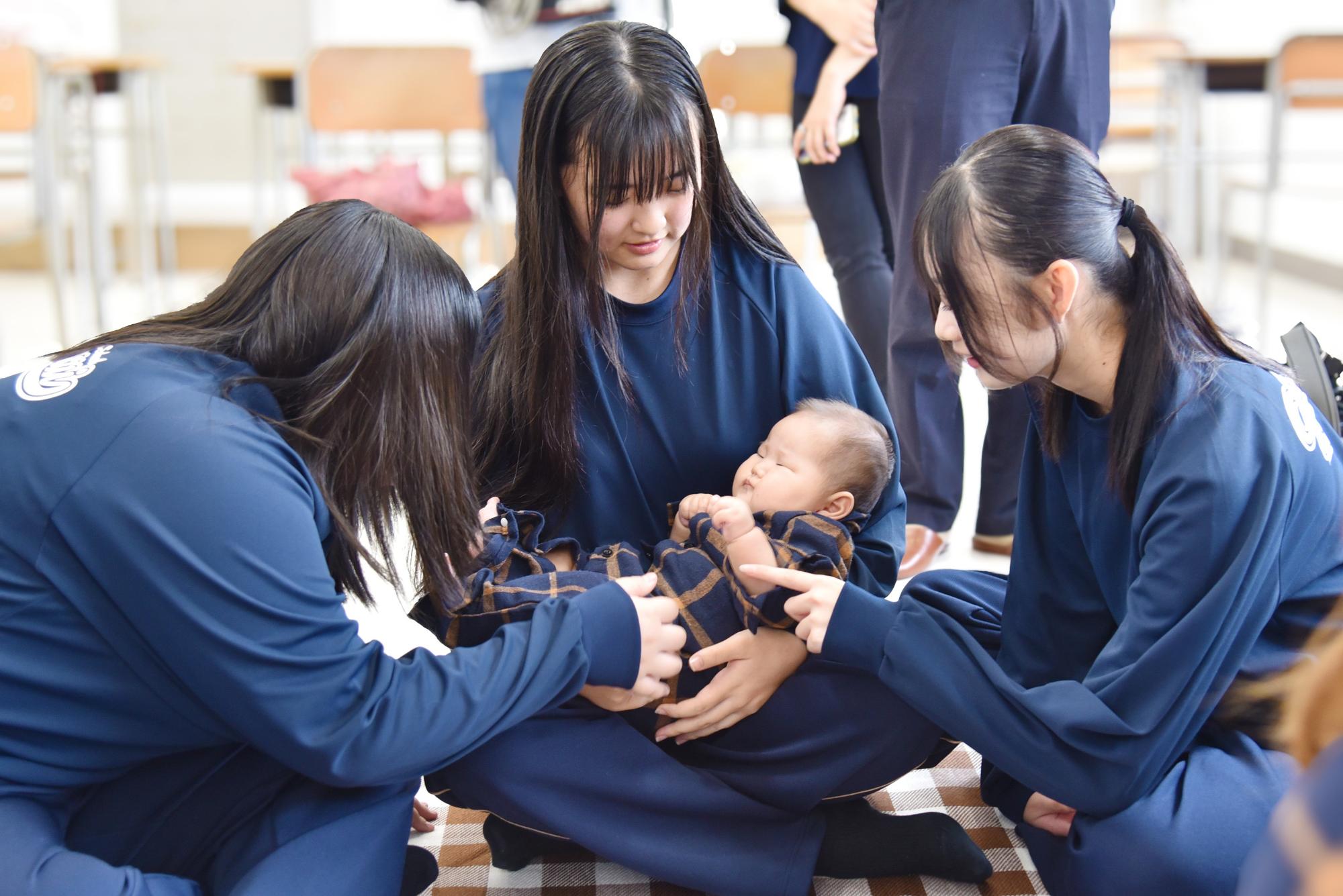 赤ちゃん交流会の様子