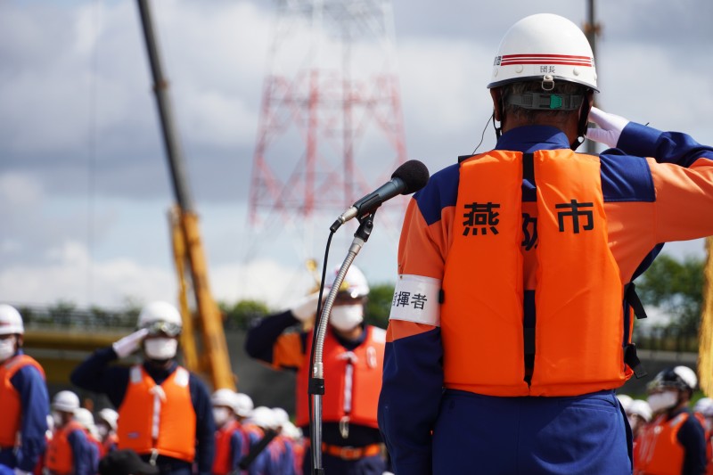 敬礼する消防団員