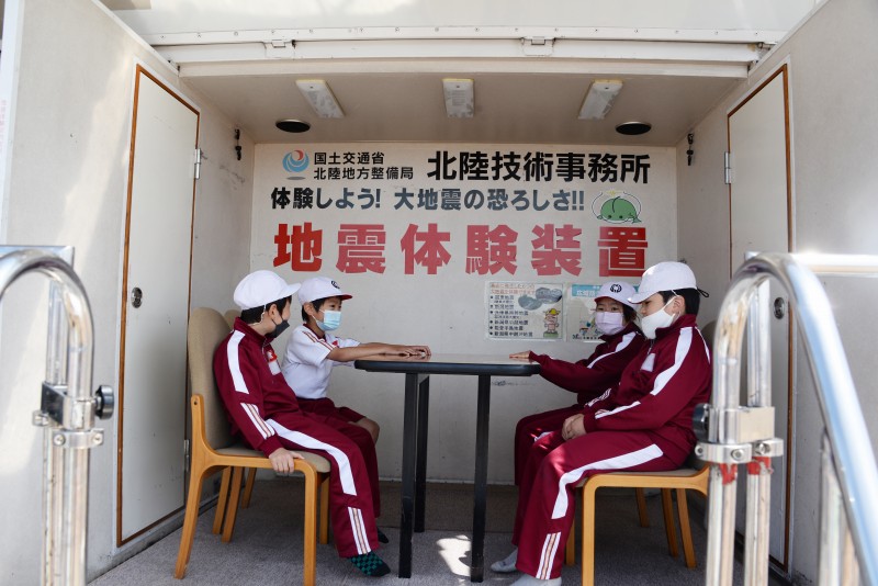 体験コーナーの地震体験装置