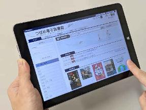 タブレットで電子図書を読む様子