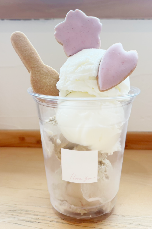 スプーンと桜の形のサブレとアイス