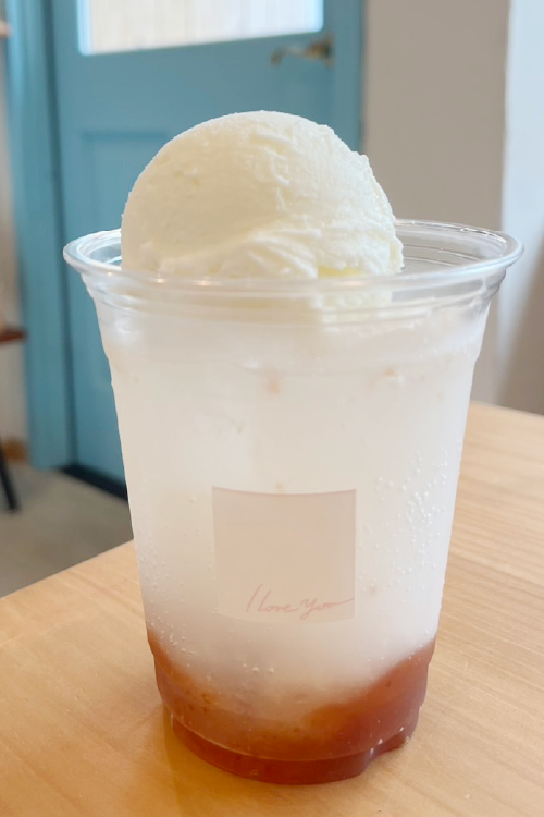 いちじくシロップのソーダの上にアイス