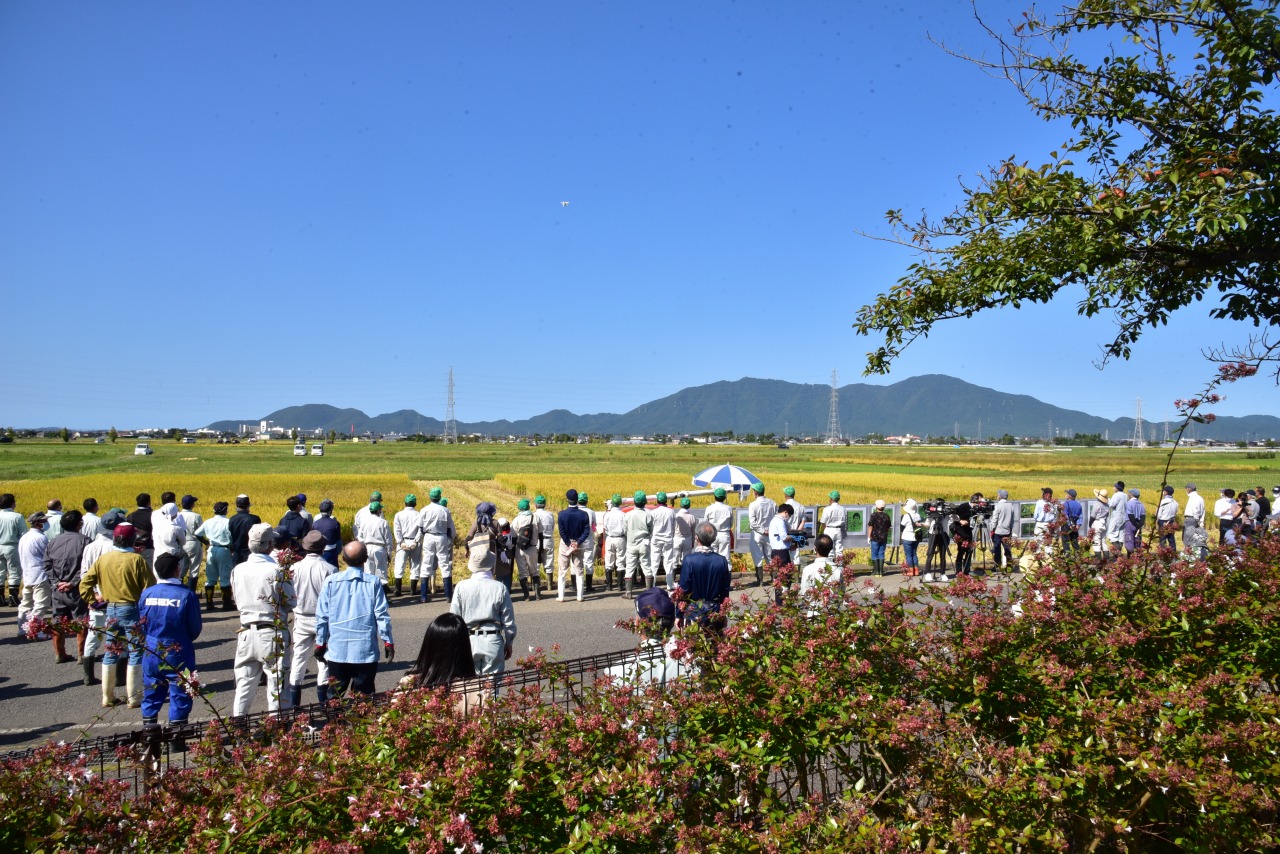 会場に集まる参加者