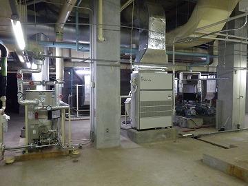 地下に設置された複数のパイプや機械の写真