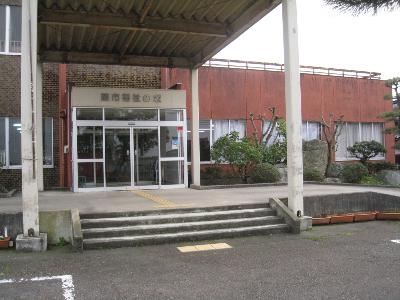 エントランスに屋根と数ステップの階段がある茶色の建屋の地域活動支援センターひまわりの家自立訓練所の建屋外観写真
