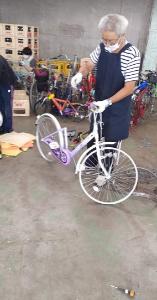 自転車を修理している写真