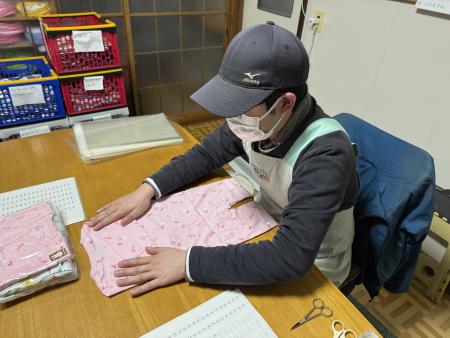 男性が布製品を検品している写真