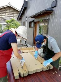 段ボールを組み立てている男性利用者と女性支援者
