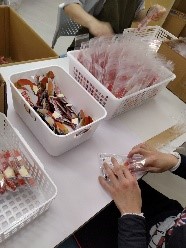 小物を袋詰めしている様子