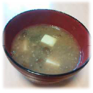 出来上がったなめこ汁がお椀にはいっている写真