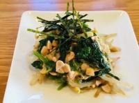 四角いお皿の上に、納豆と野菜を和えた料理が乗っているイラスト