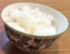 お茶碗に盛り付けられた白米の写真