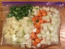 保存袋に、四角くカットされた大根、ニンジン、玉ねぎなどが入っている写真