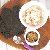 ご飯、海苔、おかずが木のトレイに並んでいる写真