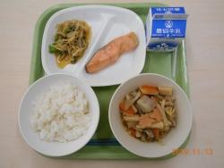 トレーの上に、おかずが入ったお皿と、ご飯、牛乳パックが並んでいる写真