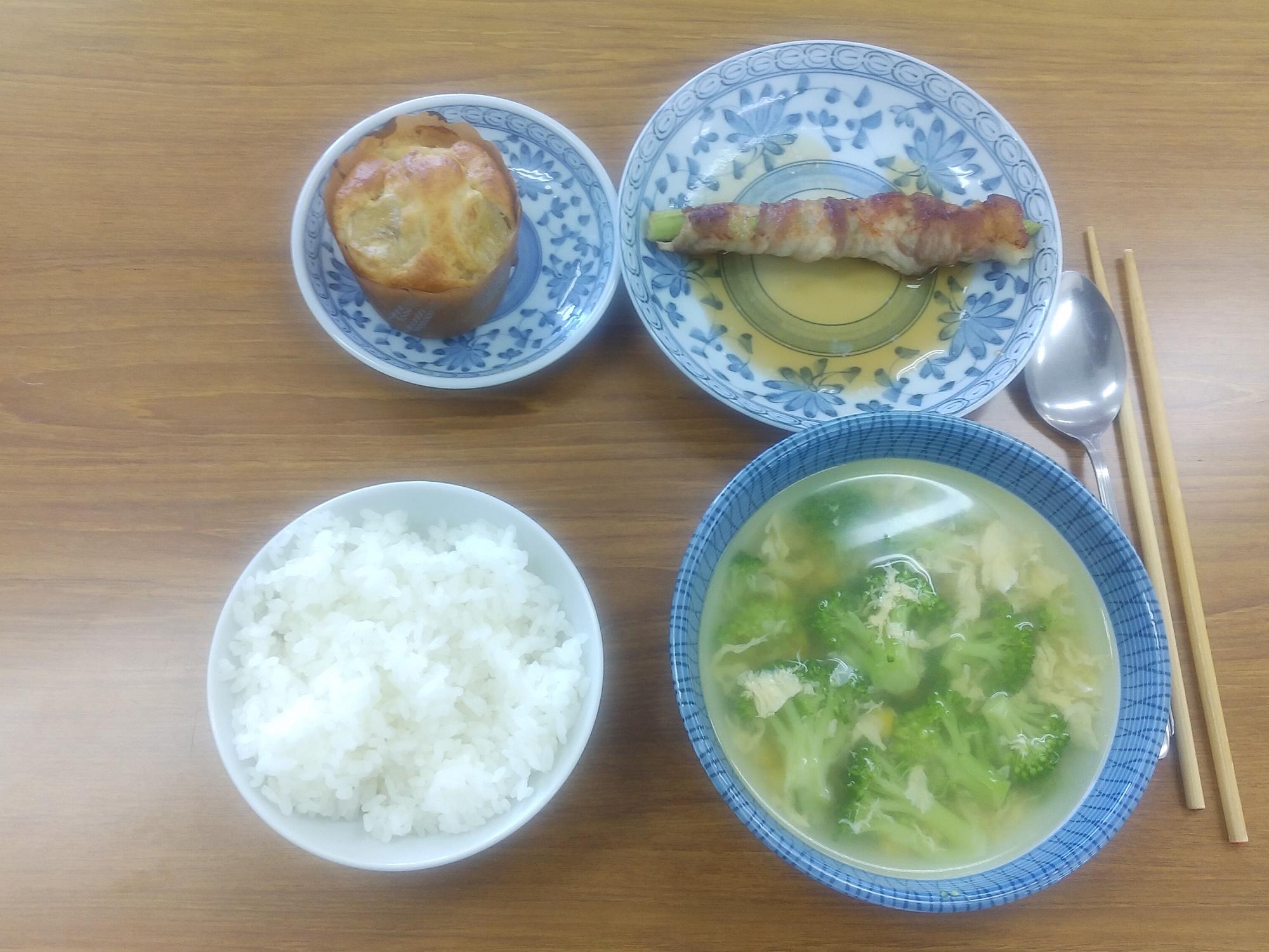 アスパラの肉巻きとブロッコリーの中華スープ
