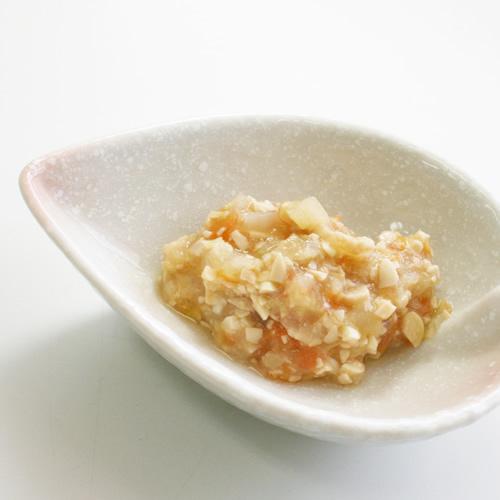 雫型のお皿に盛り付けられた野菜まめスープの写真