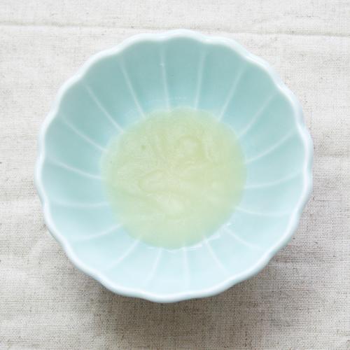 水色のお皿に盛り付けられたじゃがいもペーストの写真