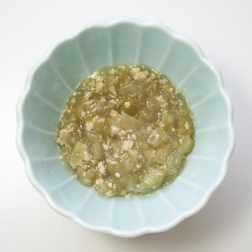 水色のお皿に盛り付けられたなすのみそ風味煮の写真