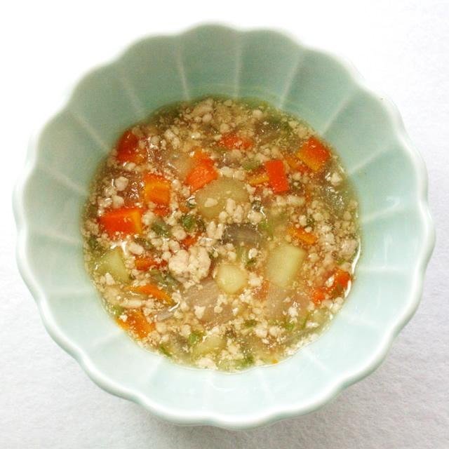 細かく刻まれたカラフルな野菜が溶け込む肉じゃがの写真